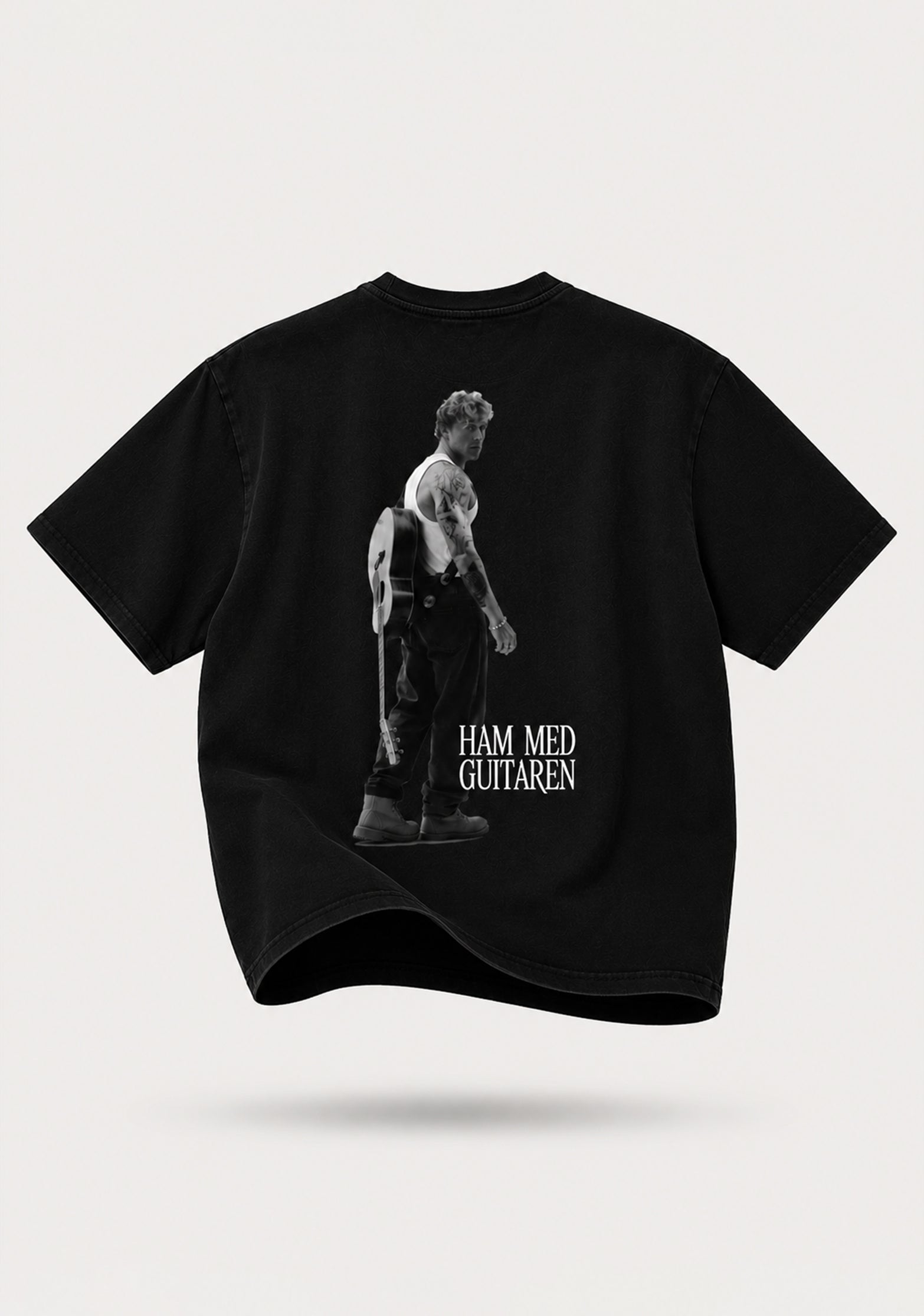 'HAM MED GUITAREN' BLACK T-SHIRT